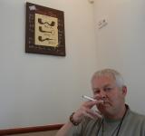 Fanda Tácha s cigaretkou pod svou tvorbou v hotelu Admirál na Lipně...